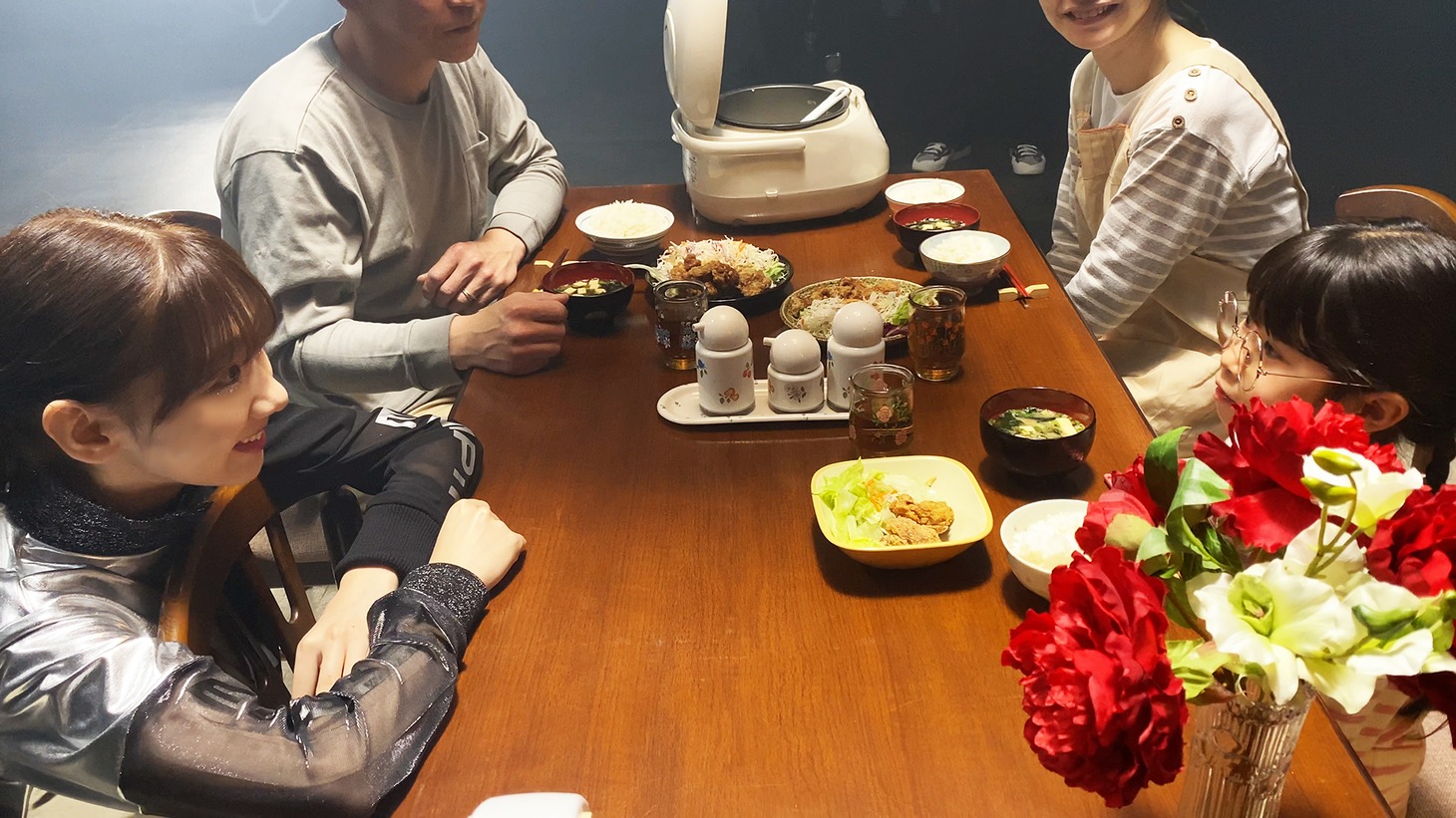 小学生時代の自身を演じた子役の少女と話す柏木由紀。