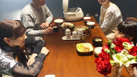 小学生時代の自身を演じた子役の少女と話す柏木由紀。