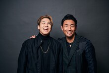 魔裟斗さんに肩を抱かれうれしそうなRIKUさん（左）。