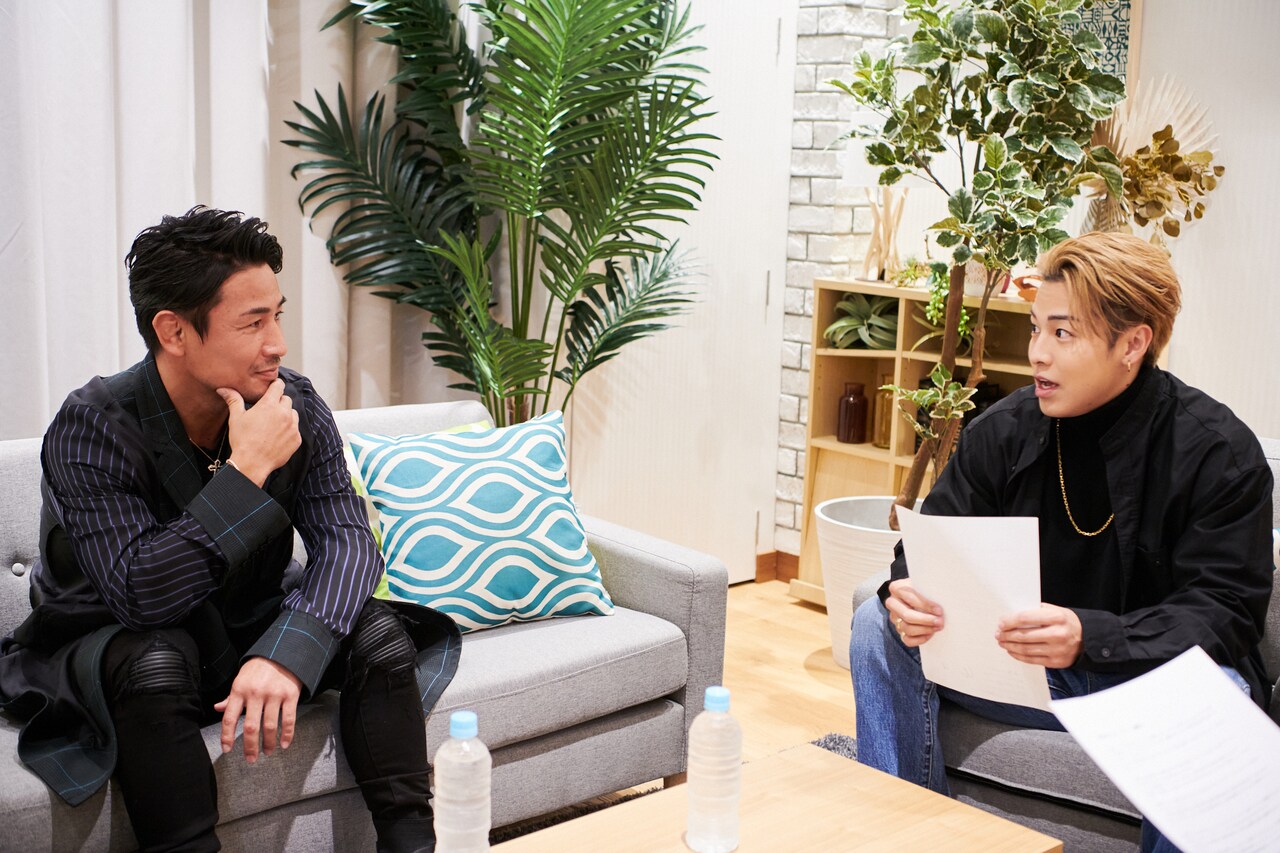 魔裟斗さんにインタビューをするRIKUさん（右）。