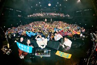 「マカロックツアーvol.12 ～生き止まらないように走るんだゾ！篇～」ツアーファイナルでの記念撮影の様子。（撮影：酒井ダイスケ）