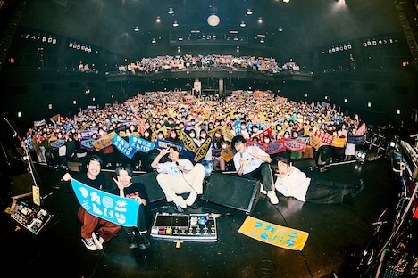 「マカロックツアーvol.12 ～生き止まらないように走るんだゾ！篇～」ツアーファイナルでの記念撮影の様子。（撮影：酒井ダイスケ）