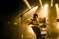 高野賢也（B, Cho）（撮影：酒井ダイスケ）