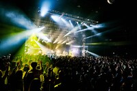 「マカロックツアーvol.12 ～生き止まらないように走るんだゾ！篇～」ツアーファイナルの様子。（撮影：酒井ダイスケ）