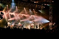 「マカロックツアーvol.12 ～生き止まらないように走るんだゾ！篇～」ツアーファイナルの様子。（撮影：酒井ダイスケ）