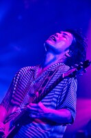 田辺由明（G, Cho）（撮影：酒井ダイスケ）