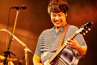 田辺由明（G, Cho）（撮影：酒井ダイスケ）