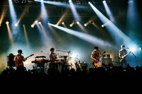 「マカロックツアーvol.12 ～生き止まらないように走るんだゾ！篇～」ツアーファイナルの様子。（撮影：酒井ダイスケ）