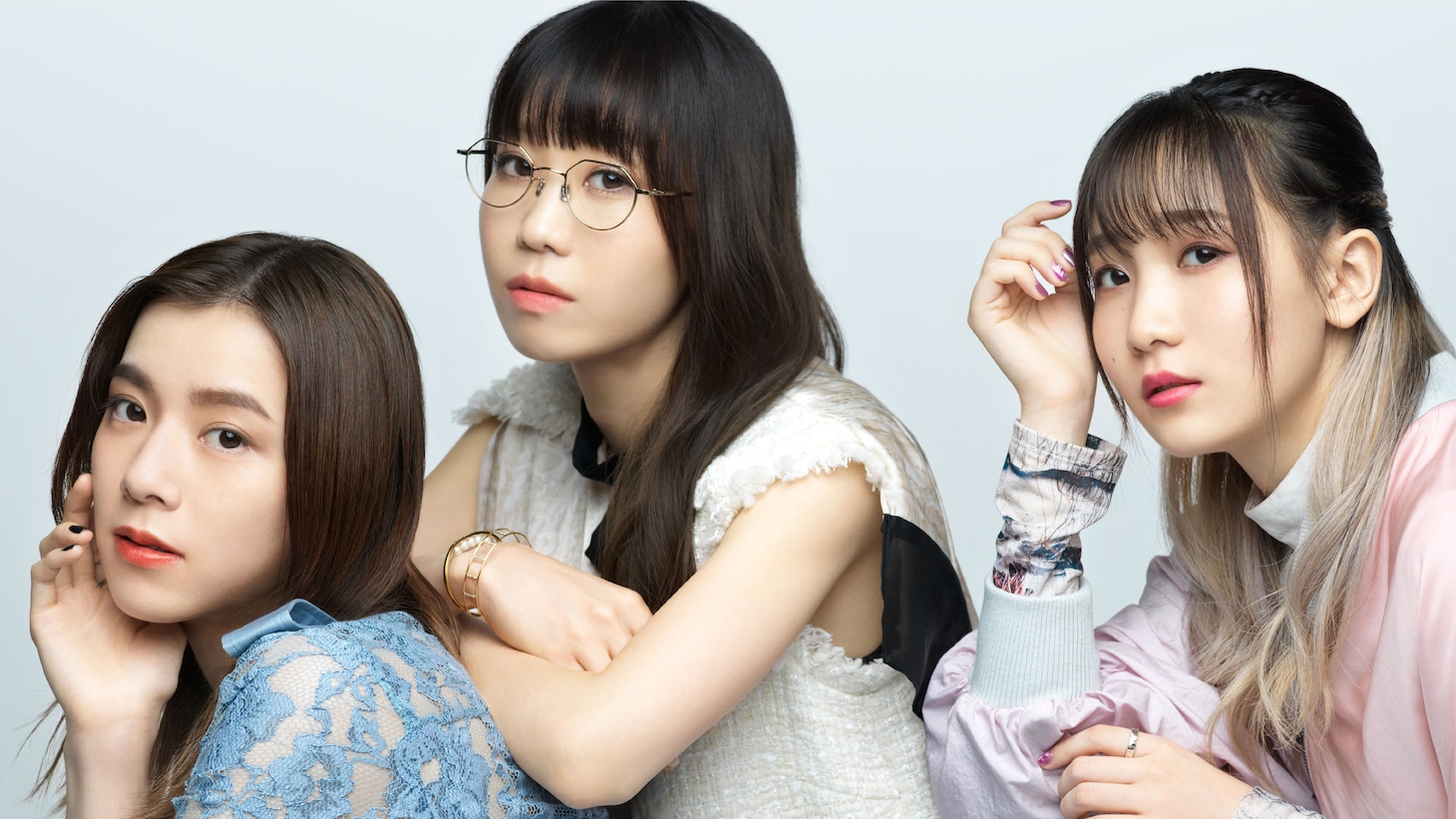 左からmilet、Aimer、幾田りら。