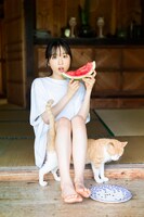 「AKB48小栗有以1st写真集 君と出逢った日から」より。（撮影：細居幸次郎）