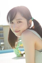 「AKB48小栗有以1st写真集 君と出逢った日から」より。（撮影：細居幸次郎）