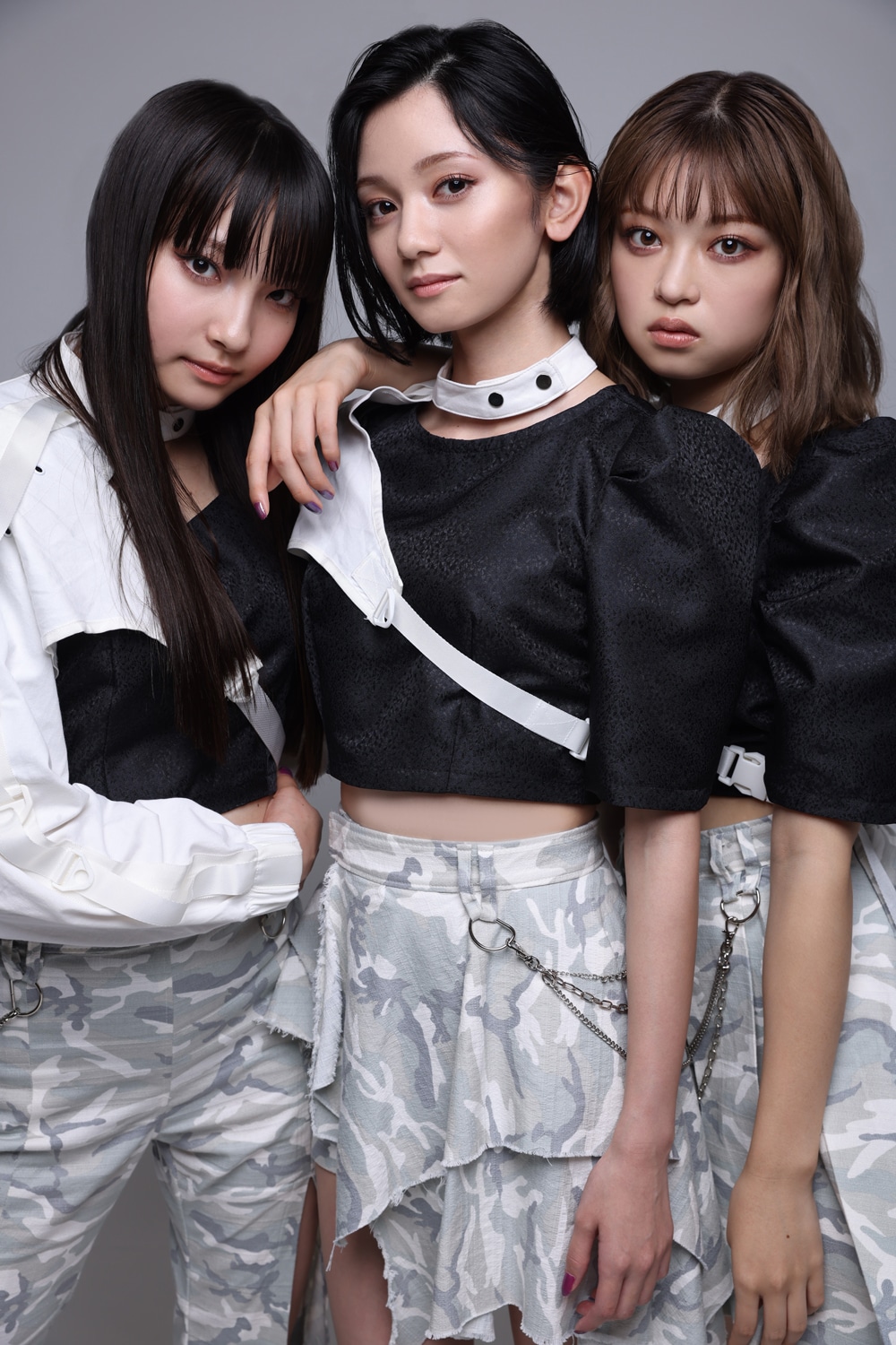 Task have Fun。左が里仲菜月。