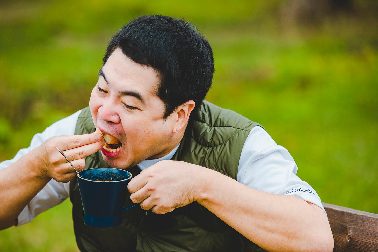スープを食べるタカ。(c)UHB／YOSHIMOTO KOGYO