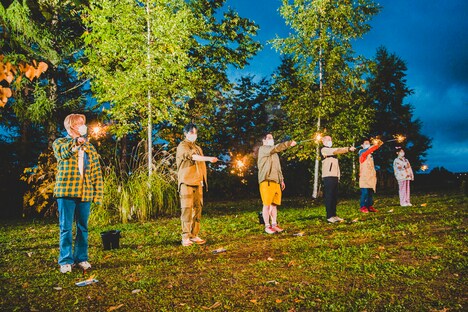 花火文字を作る一行。(c)UHB／YOSHIMOTO KOGYO／LAPONE ENTERTAINMENT