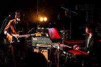 左からTAKKI（G）、清野雄翔（Key）。（Photo by Shin Ishihara）