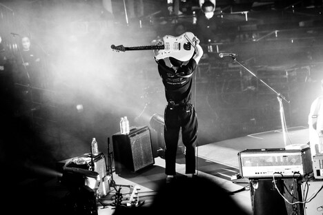 横山優也（Vo, G）（Photo by MASANORI FUJIKAWA）