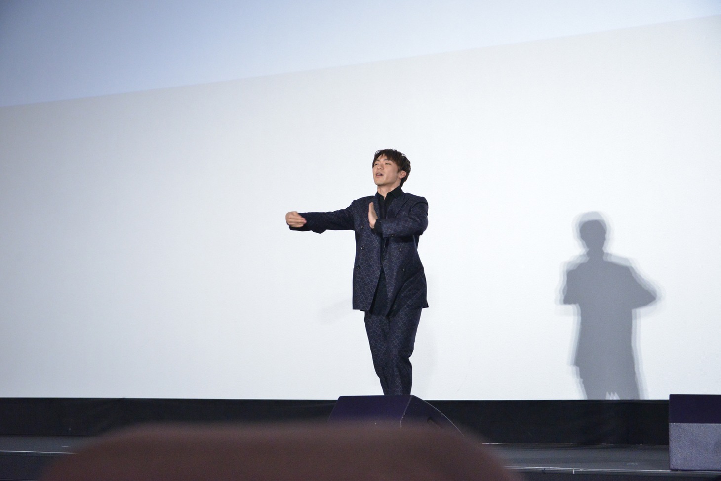踊るEXILE NAOTO。