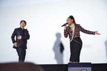 Crystal KayとEXILE NAOTOによるパフォーマンスの様子。