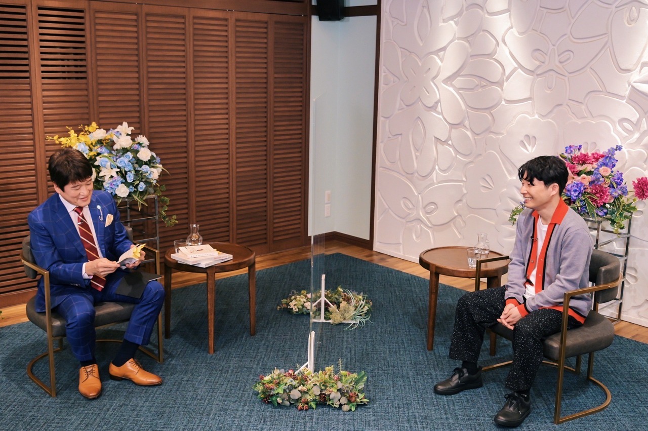 左から林修、星野源。 (c)MBS