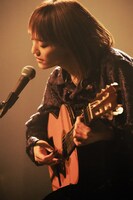 ギターで弾き語りするiri。（撮影：田中聖太郎）