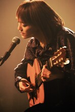 ギターで弾き語りするiri。（撮影：田中聖太郎）