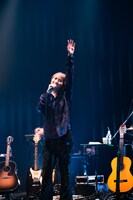 観客に手をふるiri。（撮影：田中聖太郎）