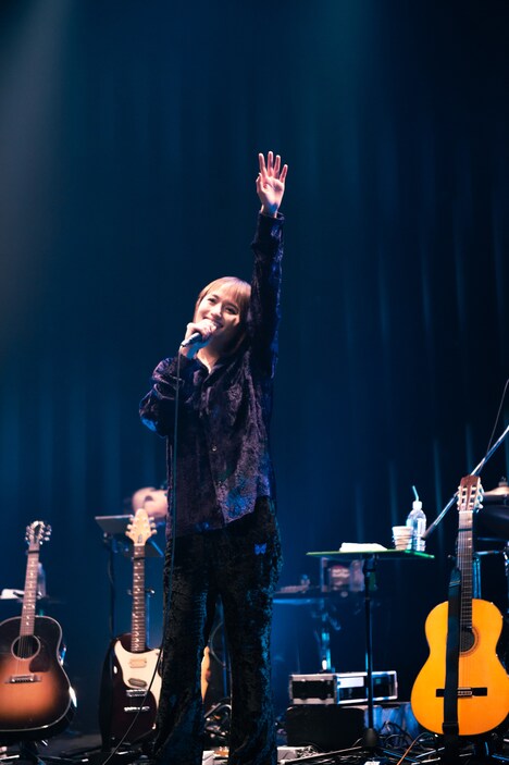 観客に手をふるiri。(撮影:田中聖太郎)