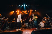 「温泉街▽」披露中の様子。（撮影：中村里緒）