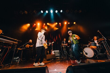 「温泉街▽」披露中の様子。（撮影：中村里緒）