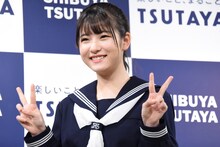 ダブルピースで撮影に応じる北川莉央（モーニング娘。'21）。