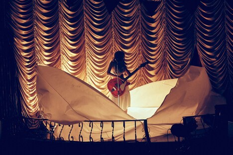 黒木渚「死に損ないのパレード」の様子。（撮影：後藤壮太郎）