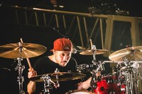 藤原“33才”広明（Dr）（撮影：青木カズロー）