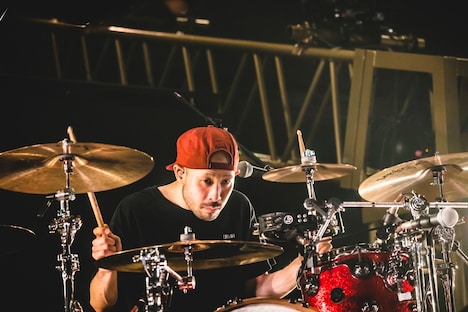 藤原“33才”広明（Dr）（撮影：青木カズロー）