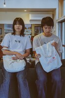 urarakacat Tシャツ、トートバッグの着用イメージ。