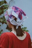 urarakacat 大きめハンカチーフの着用イメージ。