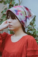 urarakacat 大きめハンカチーフの着用イメージ。