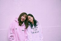 左からchanchala、yukarin。2人が着ているパーカーはどちらもhy4_4yhのグッズとして江崎がデザインしたもの。