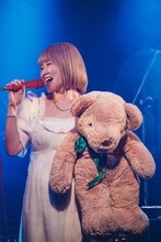 ボスを抱きかかえながら「melt bitter」を歌うさとうもか。（撮影：さいちょー）