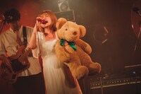 ボスを抱きかかえながら「melt bitter」を歌うさとうもか。（撮影：さいちょー）