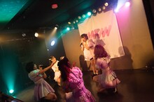 「デリシャス プレシャス」のクライマックスで「あんぱーん！」と叫ぶ虹乃愛南。