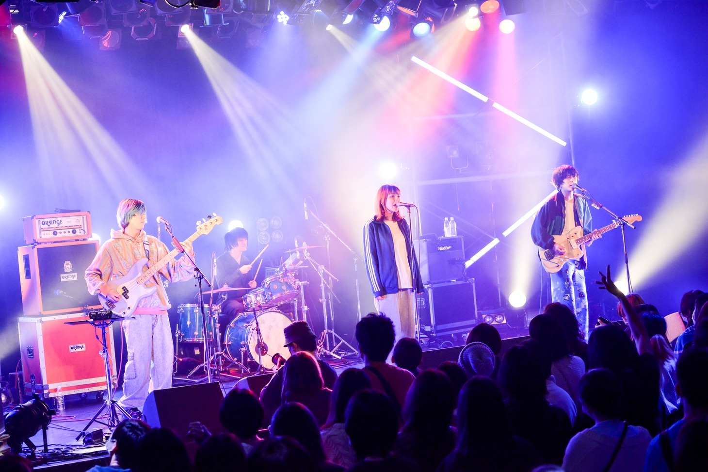 「星座して二人 feat. 牛丸ありさ」披露中の様子。（Photo by AZUSA TAKADA）