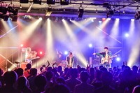 「星座して二人 feat. 牛丸ありさ」披露中の様子。（Photo by AZUSA TAKADA）