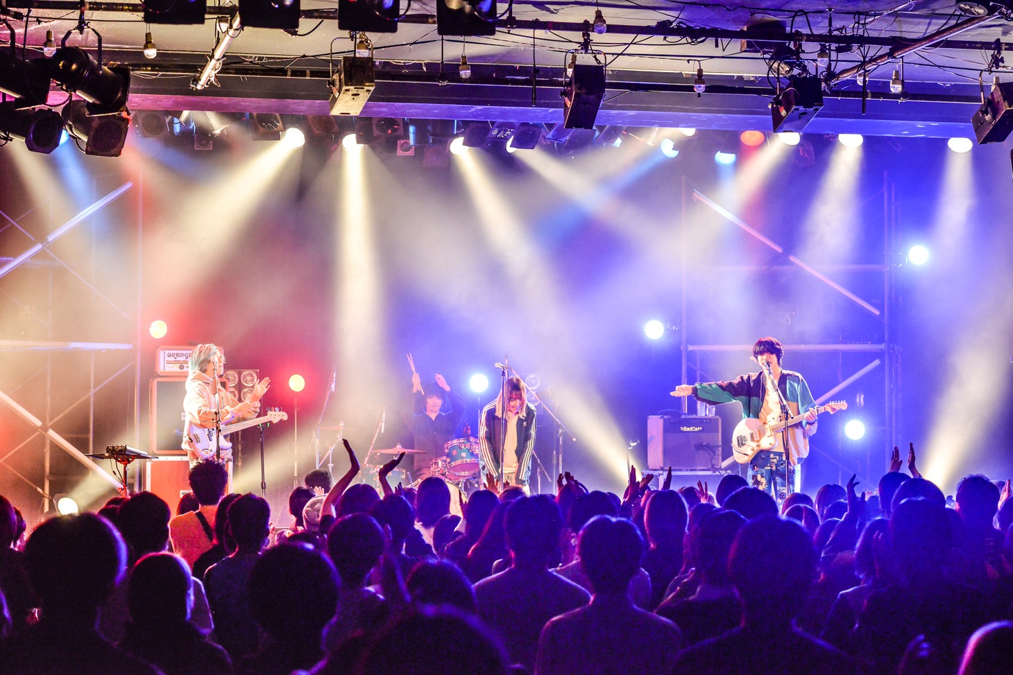 「星座して二人 feat. 牛丸ありさ」披露中の様子。（Photo by AZUSA TAKADA）