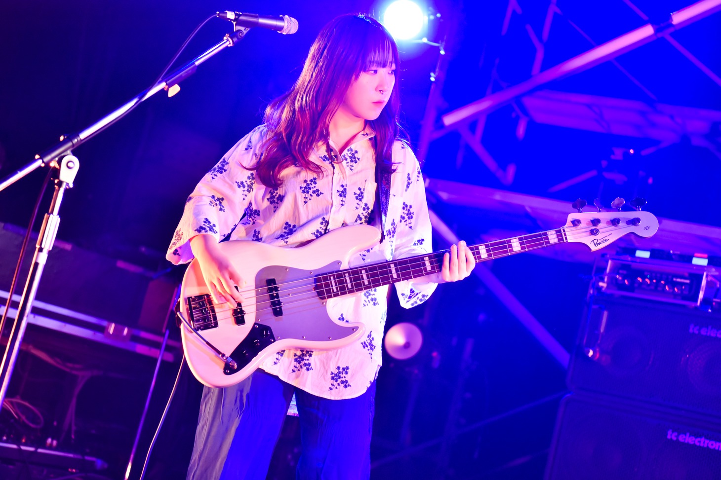 ごっきん（B, Cho / yonige）（Photo by AZUSA TAKADA）