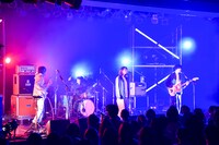 「星座して二人 feat. 牛丸ありさ」披露中の様子。（Photo by AZUSA TAKADA）