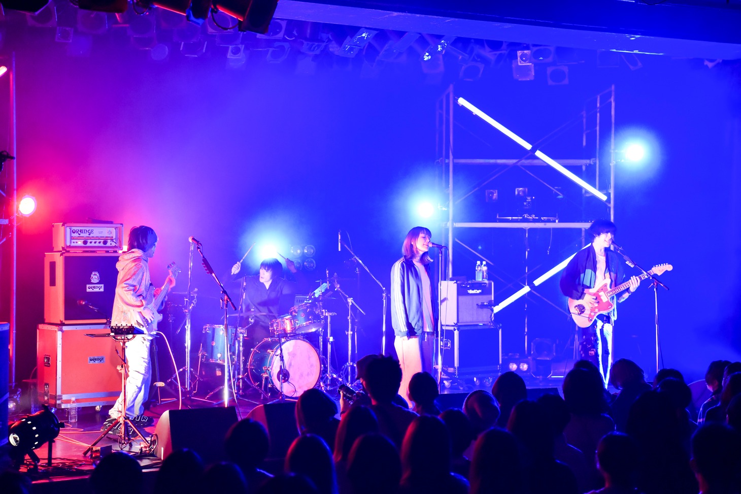 「星座して二人 feat. 牛丸ありさ」披露中の様子。（Photo by AZUSA TAKADA）