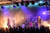 「PELICAN FANCLUB 2man Live『星座して光』」よりyonigeのステージの様子。(Photo by AZUSA TAKADA)