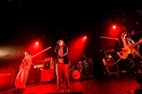 「星座して二人 feat. 牛丸ありさ」披露中の様子。（Photo by AZUSA TAKADA）