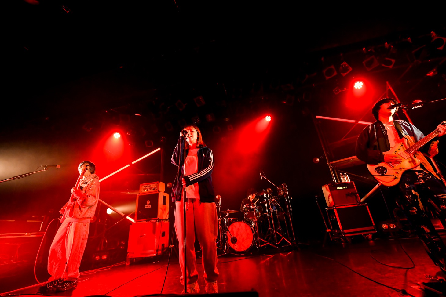 「星座して二人 feat. 牛丸ありさ」披露中の様子。（Photo by AZUSA TAKADA）