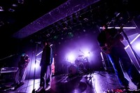 「星座して二人 feat. 牛丸ありさ」披露中の様子。（Photo by AZUSA TAKADA）